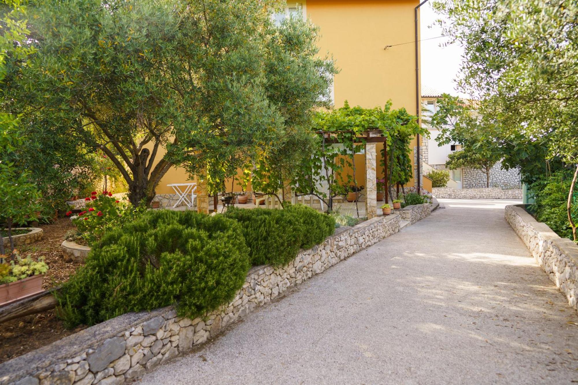 Apartment And Room Borka & Marko Mali Losinj Exterior photo